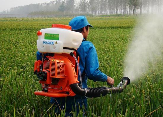 Опрыскиватель в работе