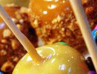 карамелизайия целых яблок на палочке