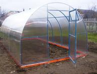 Теплица на дачном участке новая