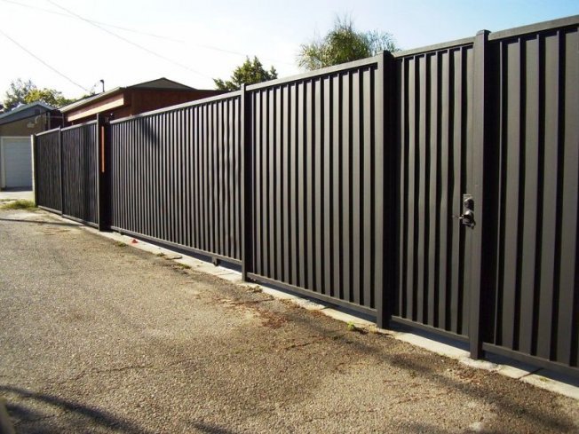 Дешевые заборы, бюджетные варианты из профнастила