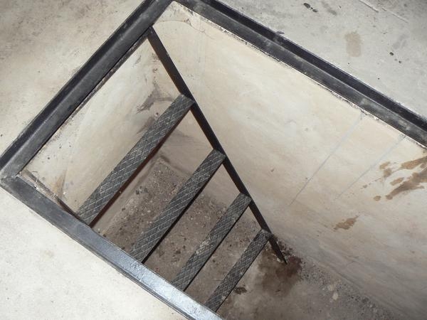 Монтаж металлической лестницы в подвал